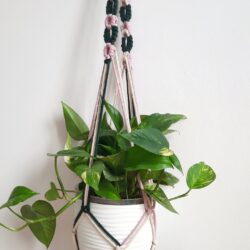 Wiszący Kwietnik z Makramy z ozdobnymi Kwiatami