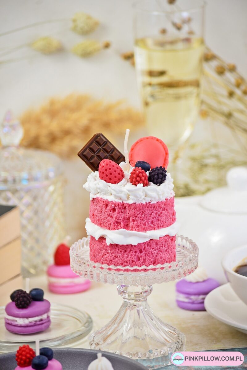 Świeca sojowa FAKE CAKE – Rasberry Punch - Na szklanej podstawce
