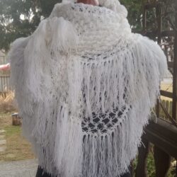 Biała Chusta ze sznurka Puszek - Wymiary 200x110 cm