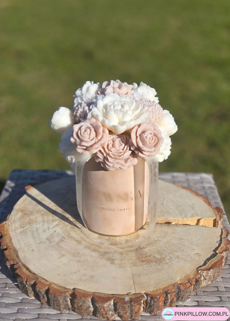 Flowerbox rozmiar M z kwiatami z wosku sojowego w welurowym pudełku koloru bordo. Kwiaty białe- beżowe mini pąki, goździki, piwonie, róże i bratek. Sylikonowa wstążka ze złotym logo Lewska