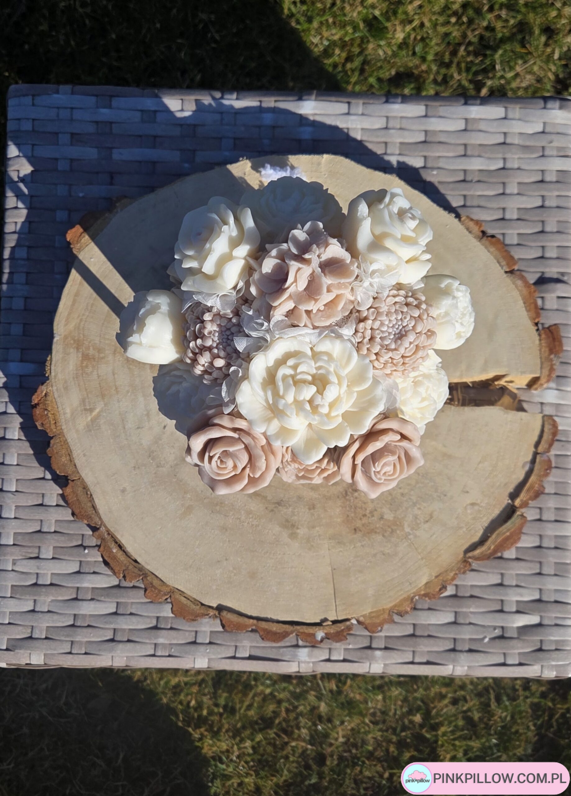 Flowerbox rozmiar M z kwiatami z wosku sojowego w welurowym pudełku koloru bordo. Kwiaty białe- beżowe mini pąki, goździki, piwonie, róże i bratek. Sylikonowa wstążka ze złotym logo Lewska