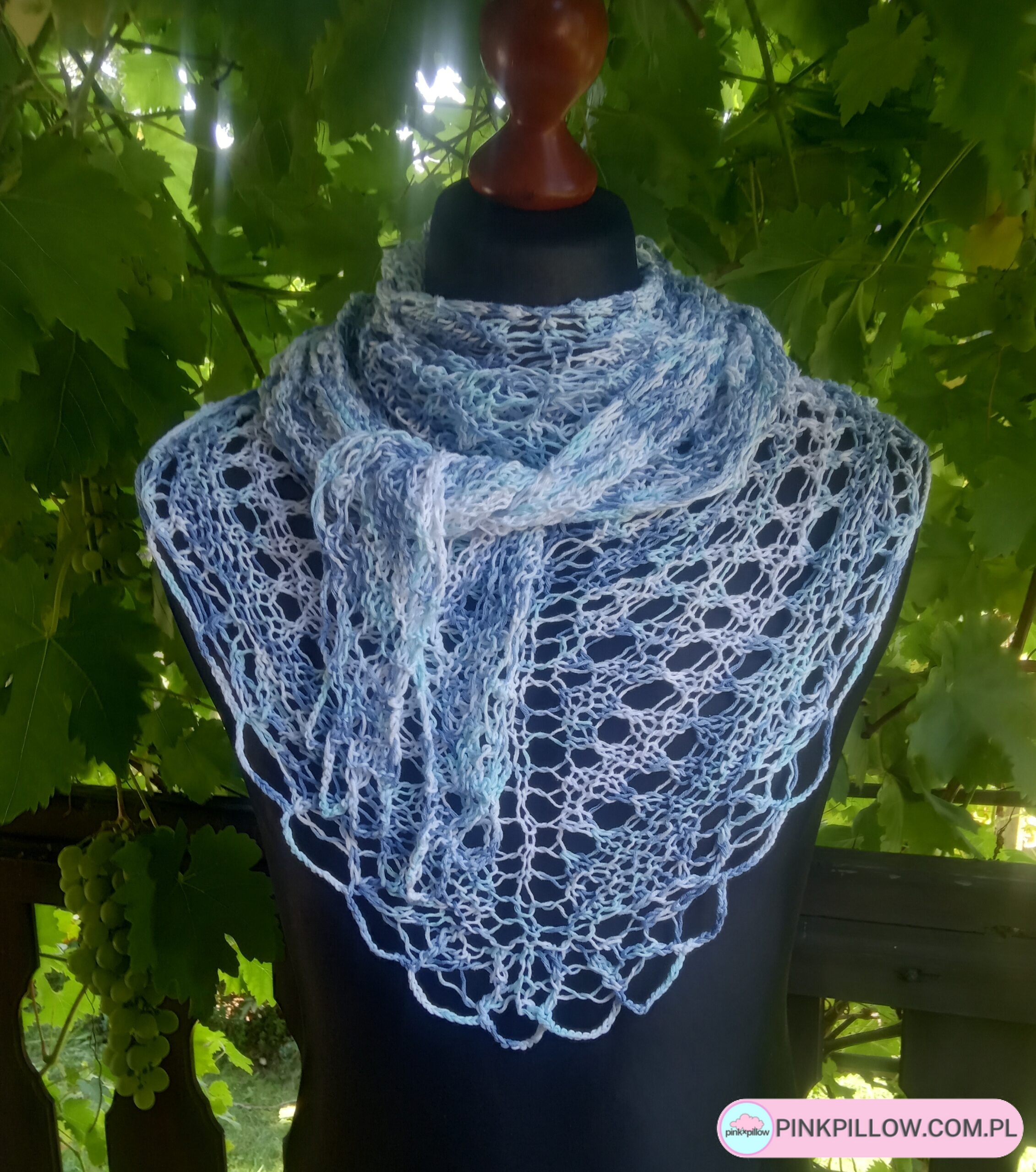 Chusta w Błękitach Letniego Nieba - Robiona ręcznie na drutach