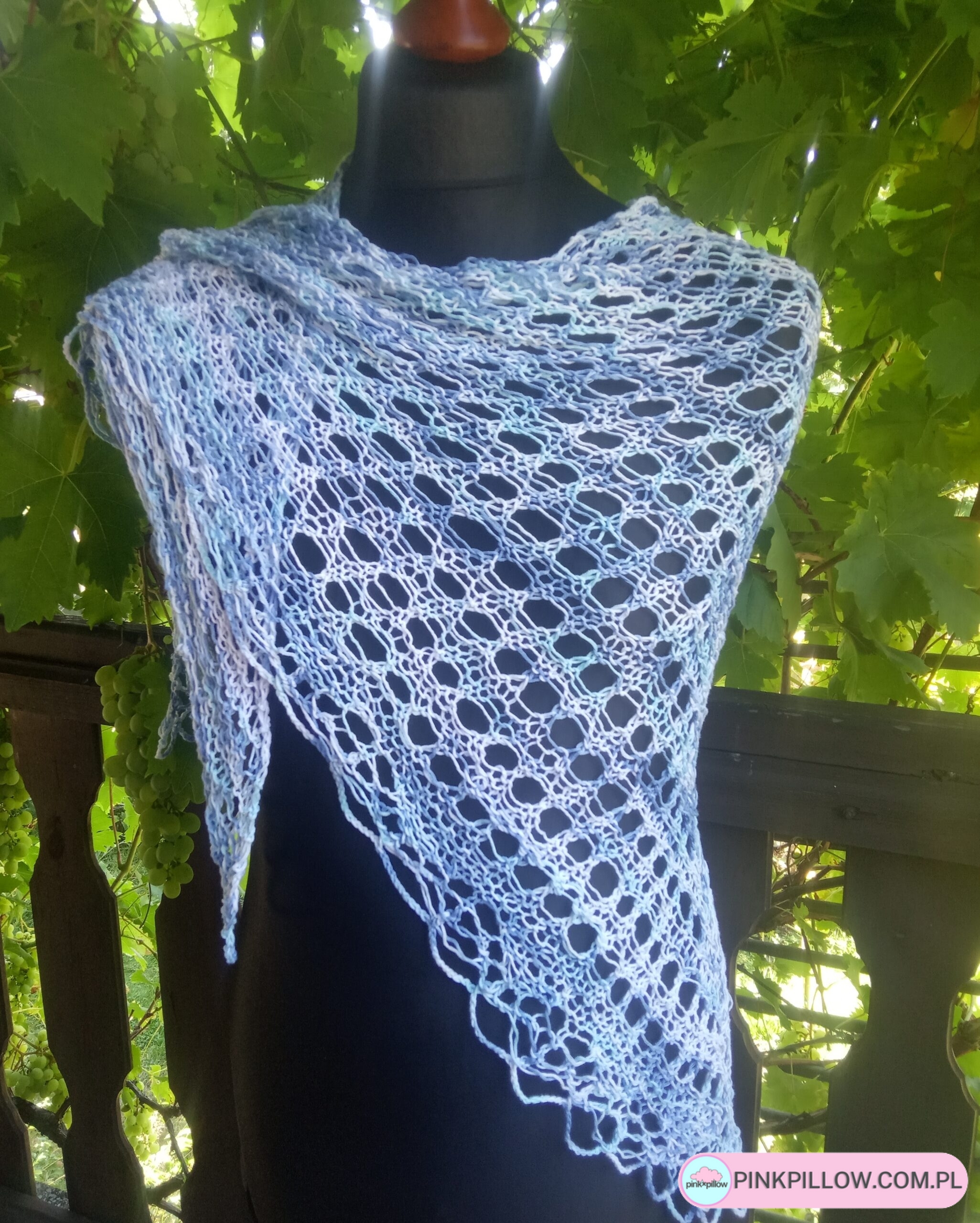 Chusta w Błękitach Letniego Nieba - Ażurowa - Kolory cieniowane