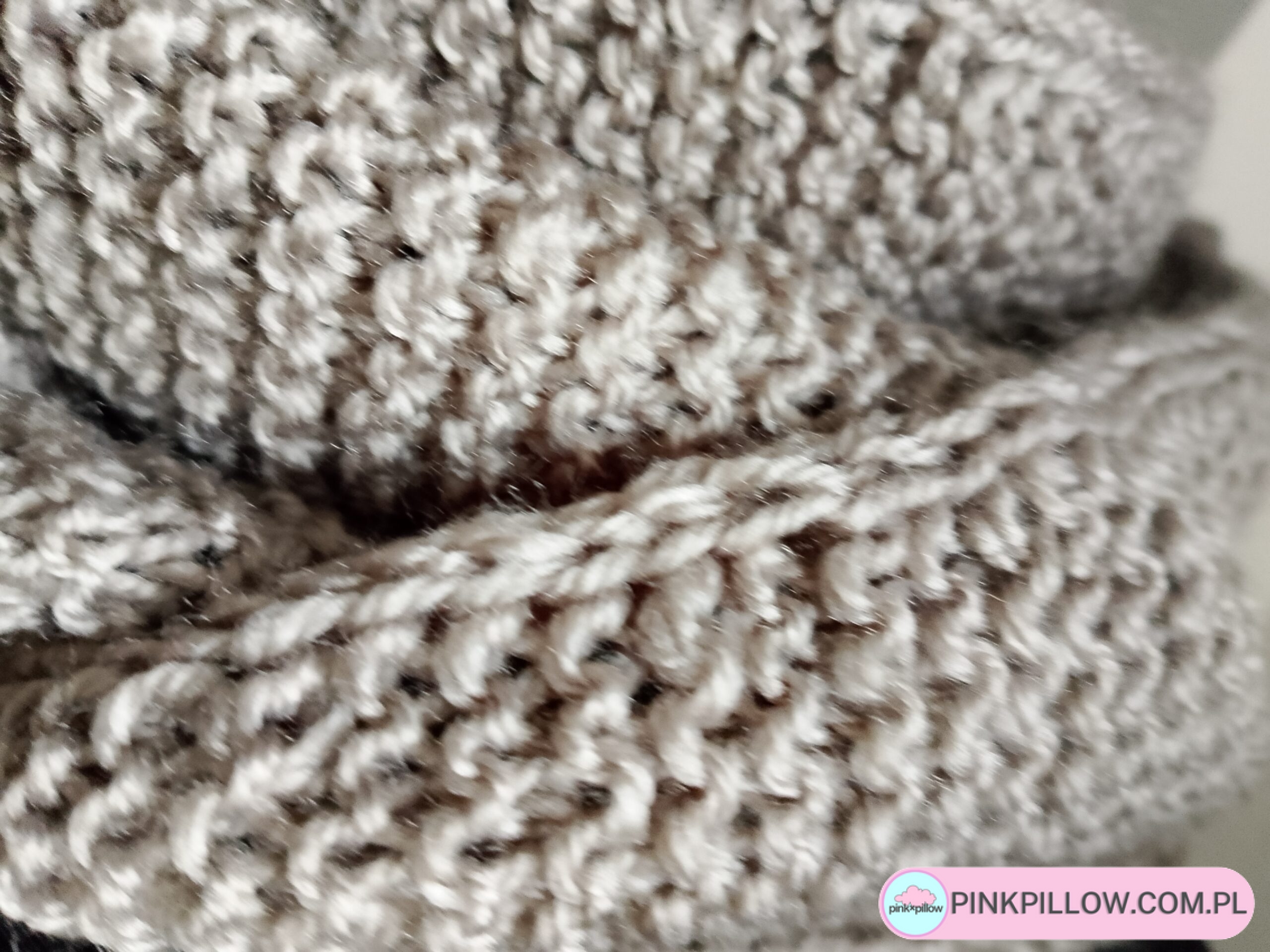 Zwężany Szalik na drutach - Długość 140 cm - Kolor Beżowy - obrazek 3