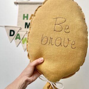 Lniany Balonik z haftem do pokoju dziecka - Napis Be brave