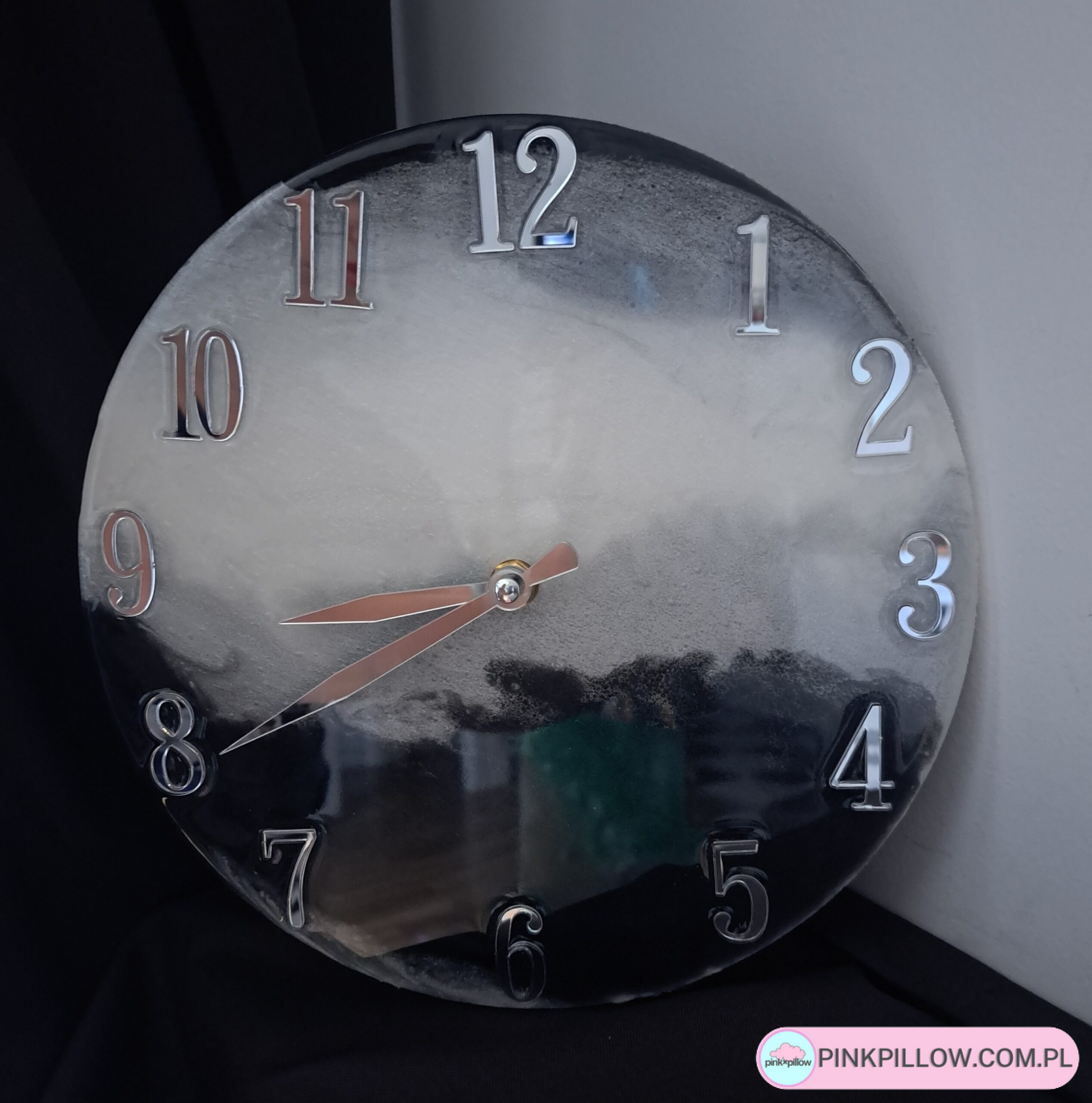 Zegar na ścianę z żywicy epoksydowej – Średnica 25 cm – Kolor Czarno-Biały
