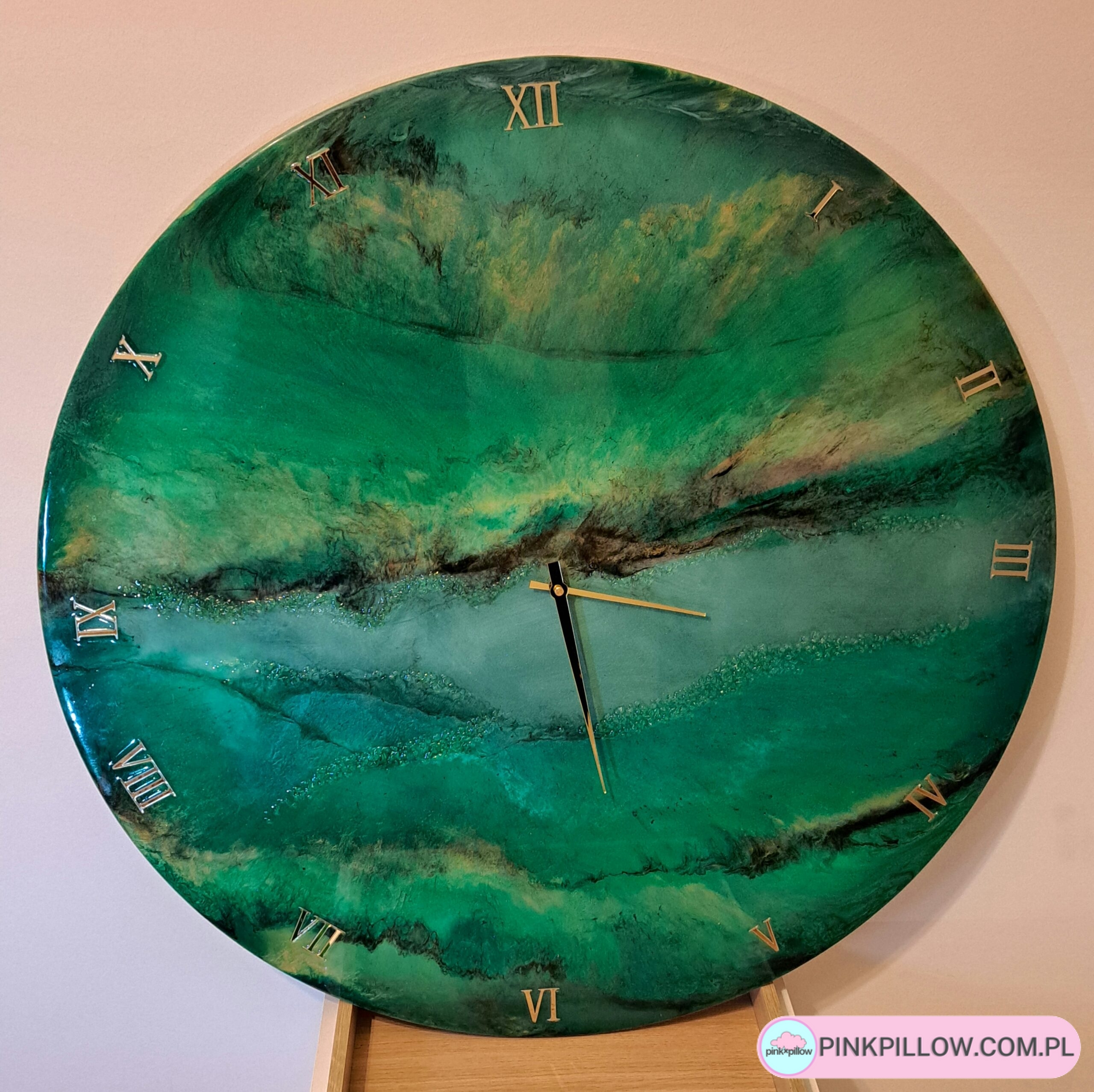 Duży zegar z żywicy na ścianę do salonu