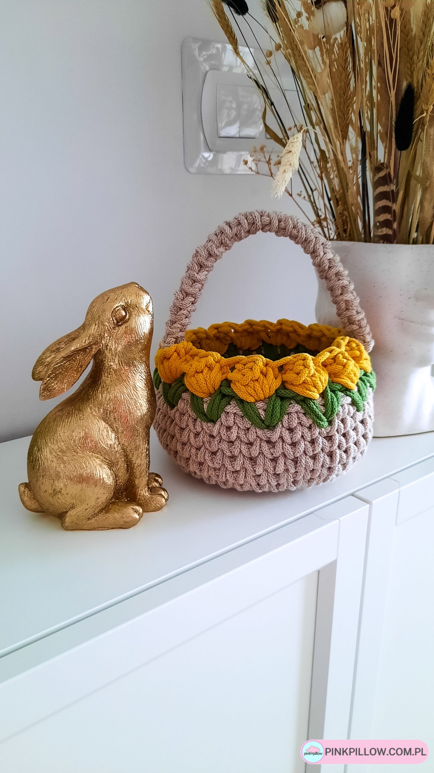 Wielkanocny Koszyk Szydełkowy ze sznurka ozdobiony Tulipanami