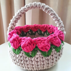 Koszyczek Wielkanocny szydełkowy, zdobiony w Różowe Tulipany