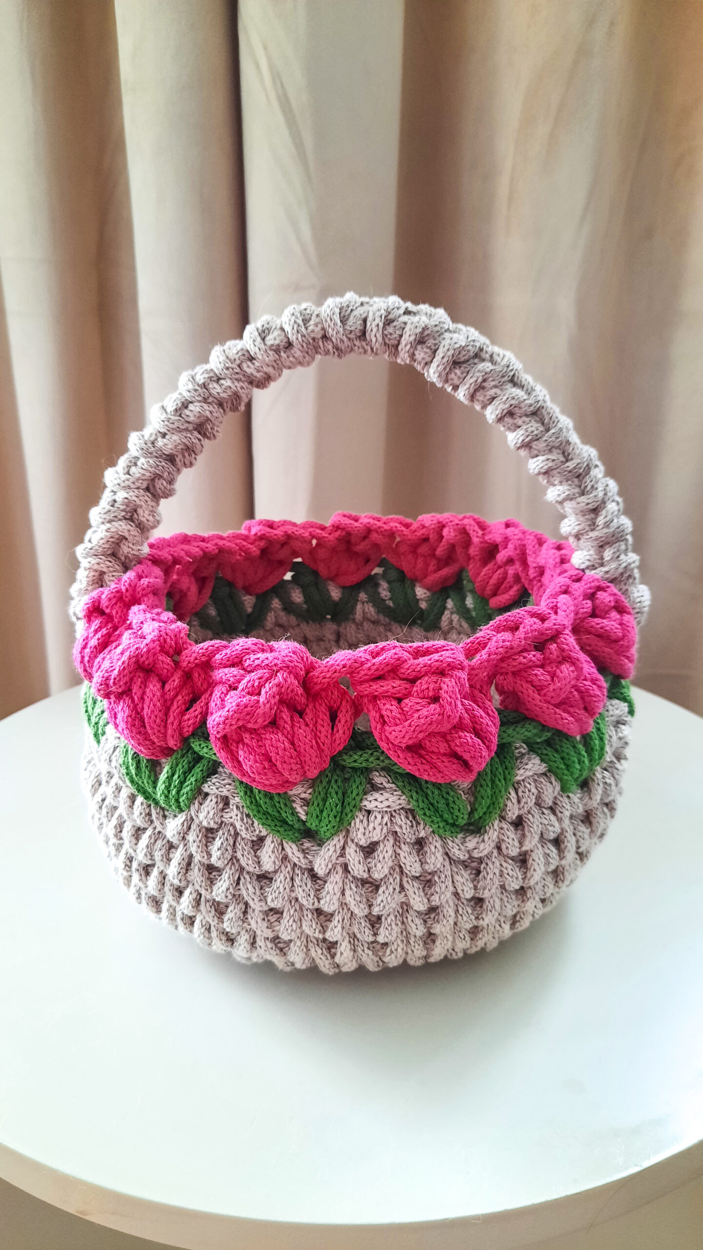Koszyczek Wielkanocny szydełkowy, zdobiony w Różowe Tulipany