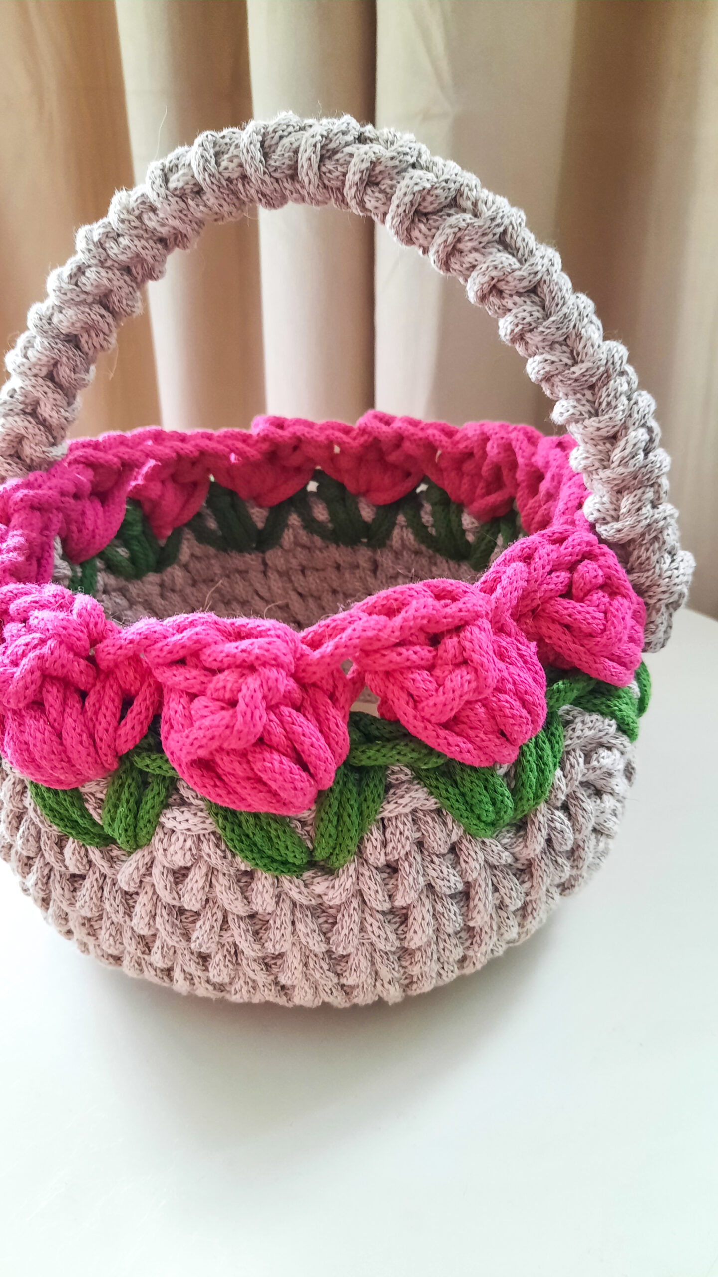 Koszyczek Wielkanocny robiony ręcznie, ozdabiany w Różowe Tulipany