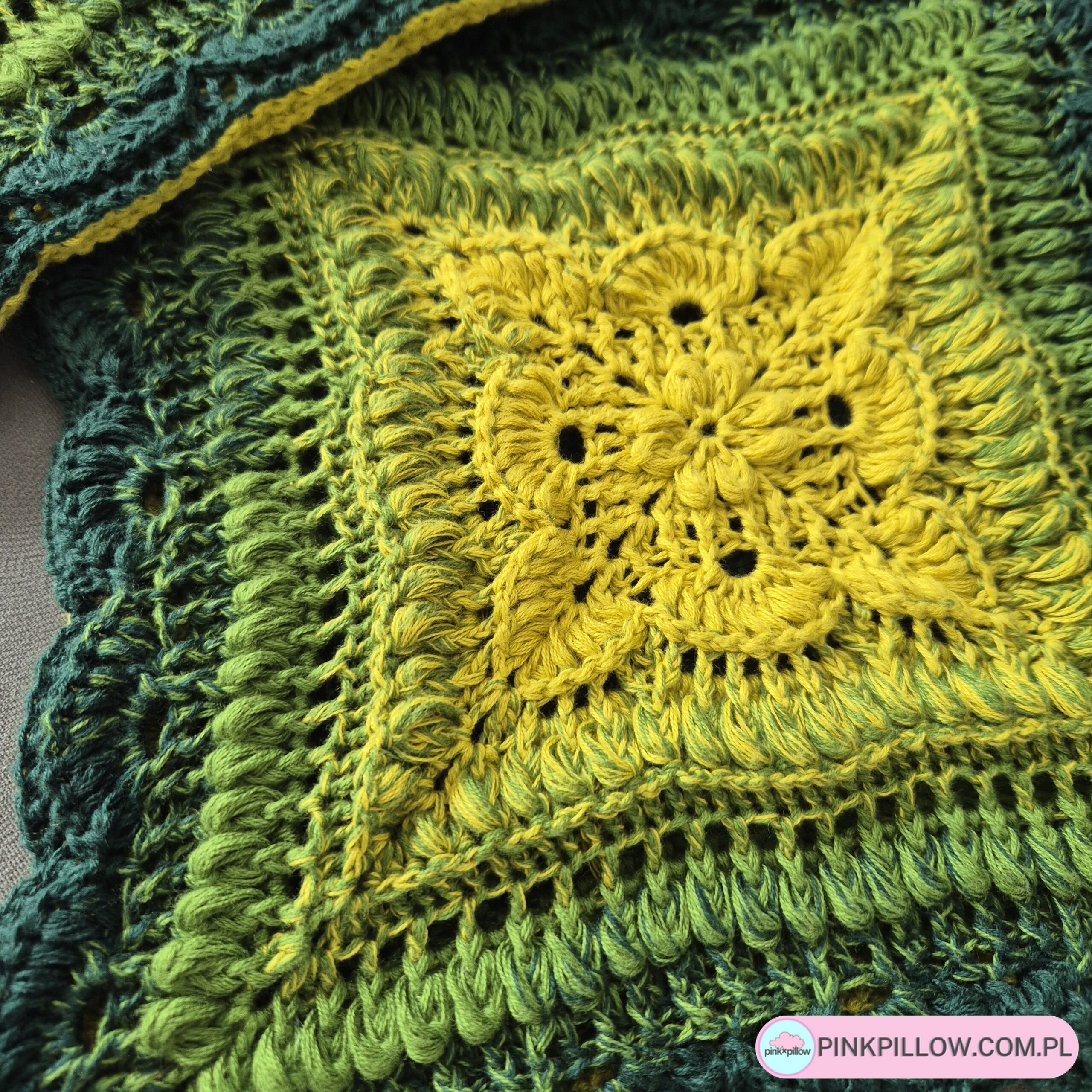 Szydełkowa Poszewka Ombre Zielona - Widok z bliska