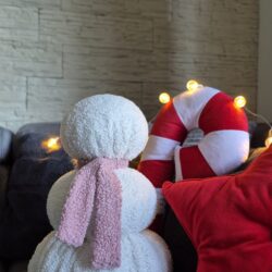 Dekoracyjna Poduszka Bałwanek - Różowy Szalik