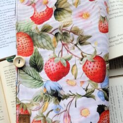 Wodoodporny Pokrowiec na Książkę - Wzór Truskawki