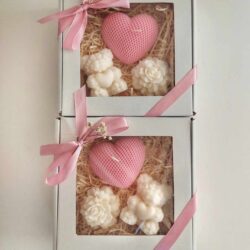 ZestaPrezentowy Zestaw na Dzień Babci - Świeca Serce, Róża i Różany Miśw prezentowy na dzień Babci - 3 świece