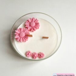 Świeca sojowa z Napisem - Biała w Kwiaty - Różne Zapachy