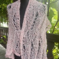 Różowa siateczkowa Narzutka z włóczką alpaka - Wymiary 165x45 cm