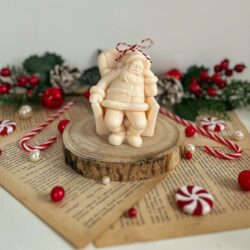 Świąteczna świeca "Mikołaj w fotelu" - Różne Kolory