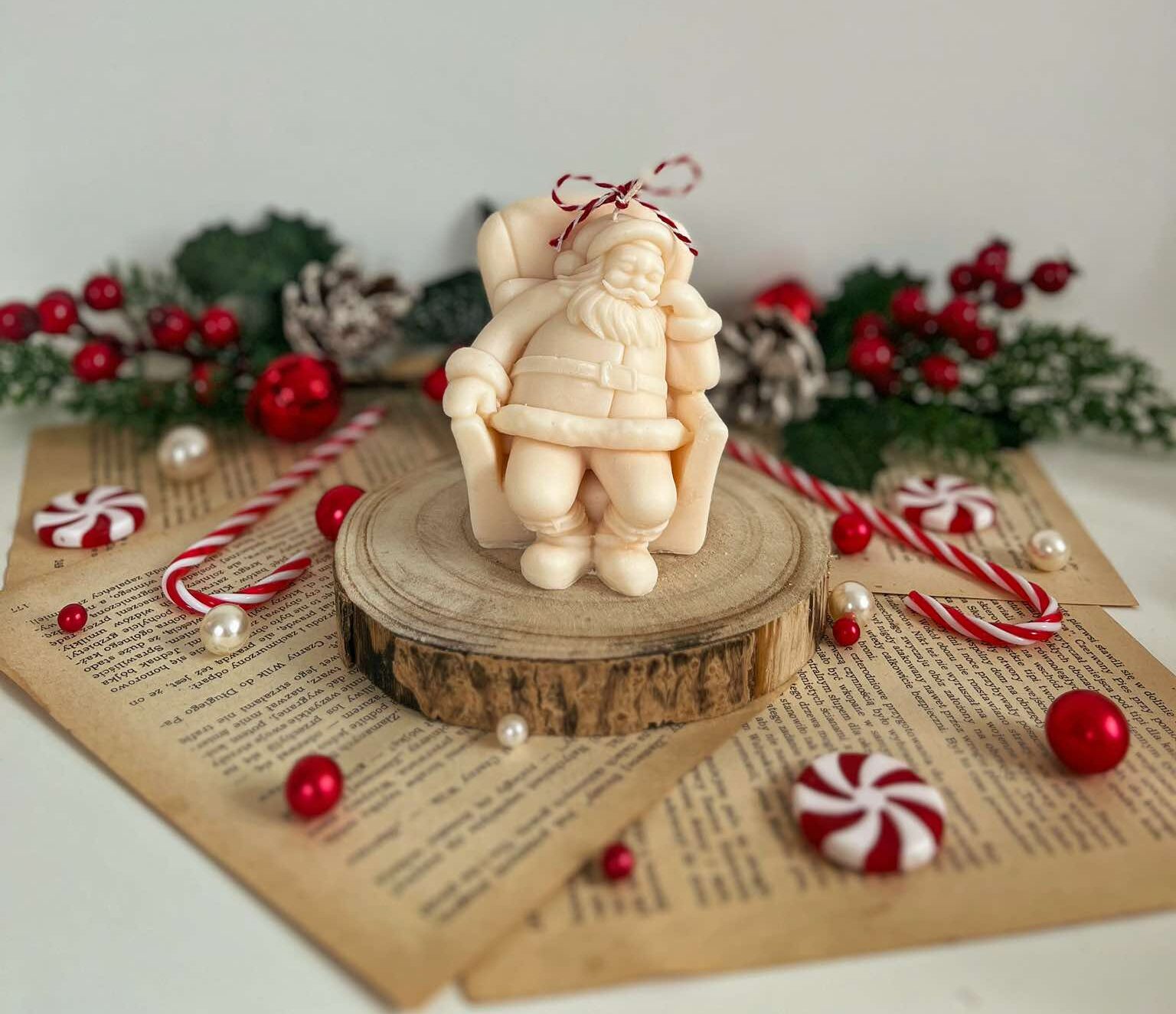 Świąteczna świeca "Mikołaj w fotelu" - Różne Kolory