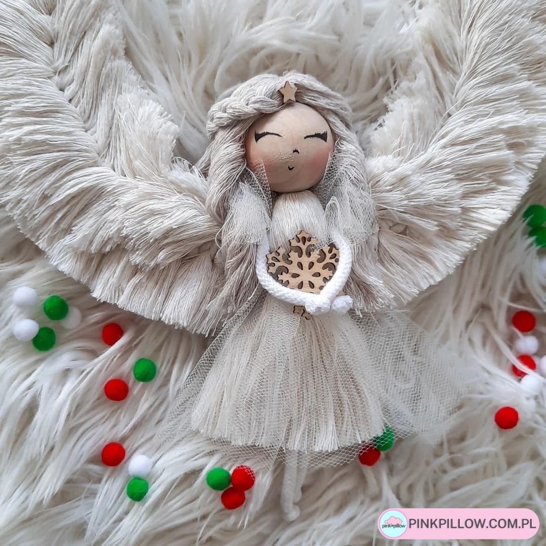 Zimowy Anioł z Makramy - Wymiary 29x34 cm