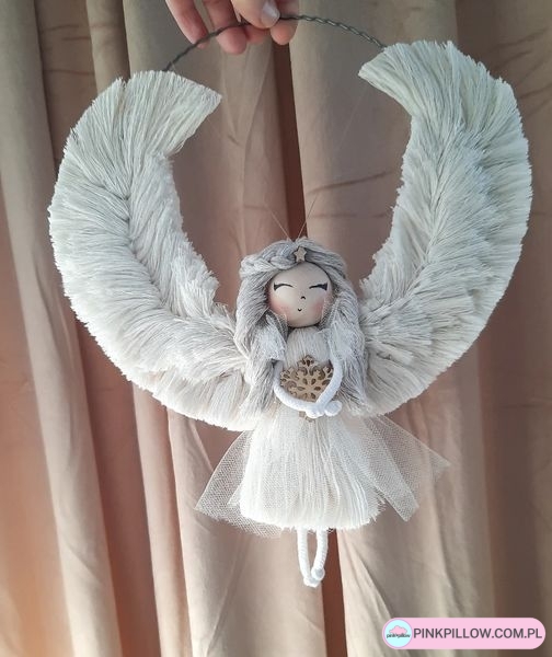 Makrama zimowy Anioł Stróż - Zawieszka na ścianę