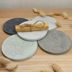 Dekoracja betonowa Podstawka - Wzór Kwiaty - Różne Kolory