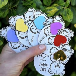 Podziękowania dla gości na Roczek, Chrzest, Baby Shower Miś z kolorowym serduszkiem