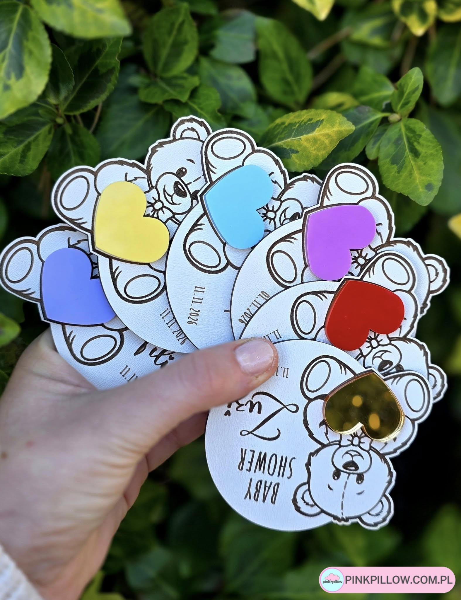 Podziękowania dla gości na Roczek, Chrzest, Baby Shower Miś z kolorowym serduszkiem