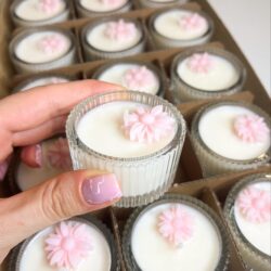 Mini Świeca w szkle "Stokrotka" - Upominek - Różne Zapachy