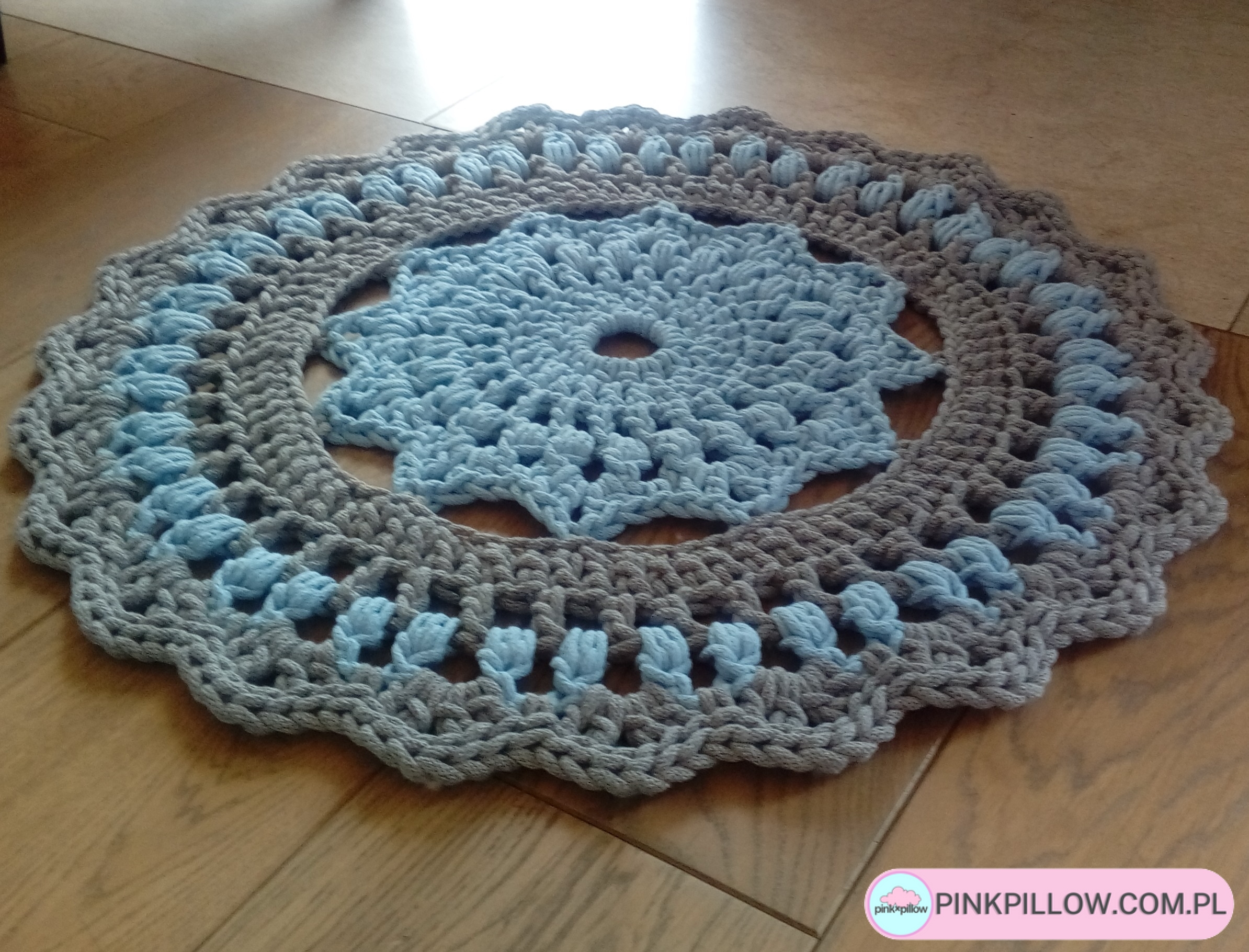 Dywan Mandalay robiony na drutach w kolorze Szaro-błękitnym