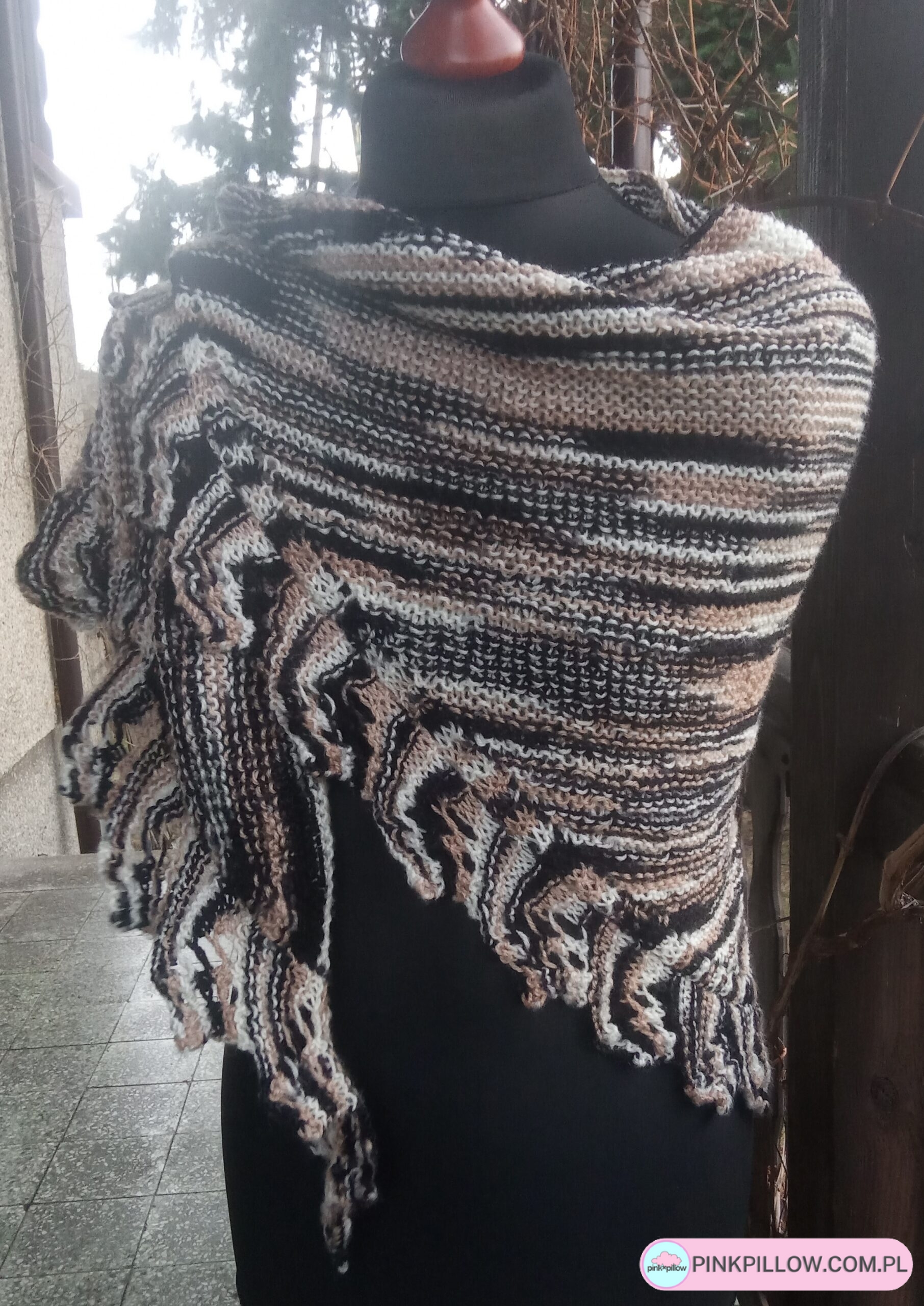 Chusta robiona na drutach – Sposób noszenia