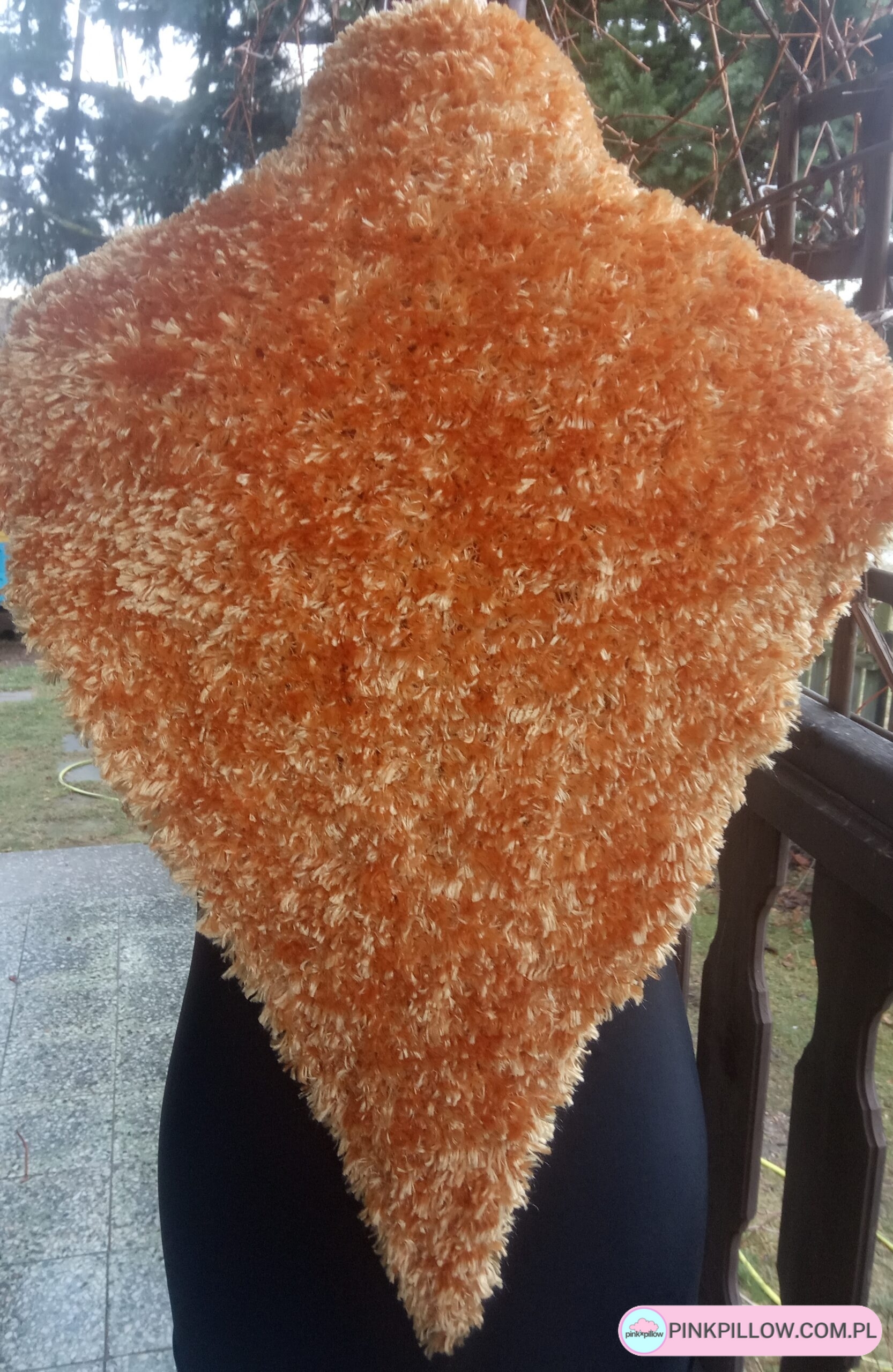 Ciepła, puchata chusta w kolorze Złoto-Pomarańczowym - Tył