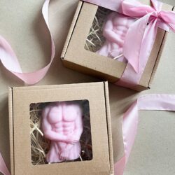 Świeczka Męski Tors w pudełku - Prezent dla niej