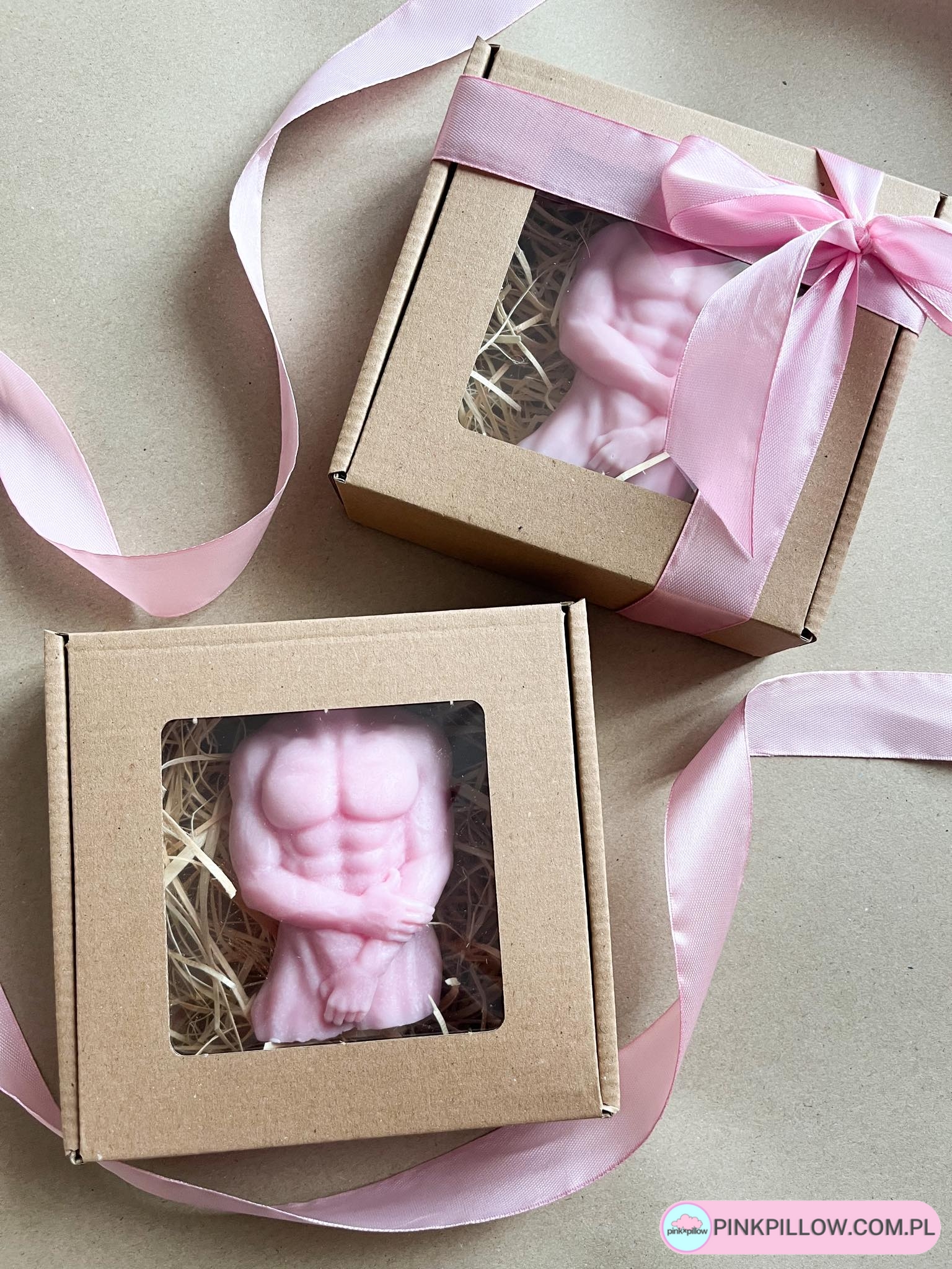 Świeczka Męski Tors w pudełku - Prezent dla niej