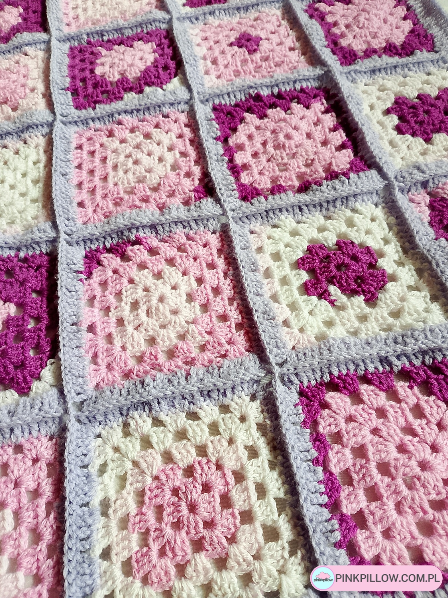 Narzuta z kwadratów w Fioletach - Wymiary 135x95 cm - obrazek 2