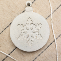 Betonowa Bombka na choinkę ze Śnieżynką