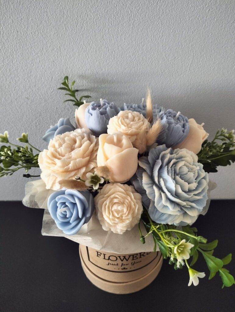 Duży candle box z kwiatowym bukietem w odcieniach błękitu i zapachową świecą sojową