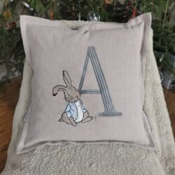 Lniana Poduszka z Królikiem i Inicjałem