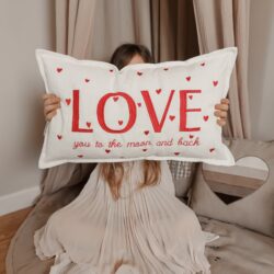 Poduszka w Serduszka z napisem LOVE - 30x50 cm