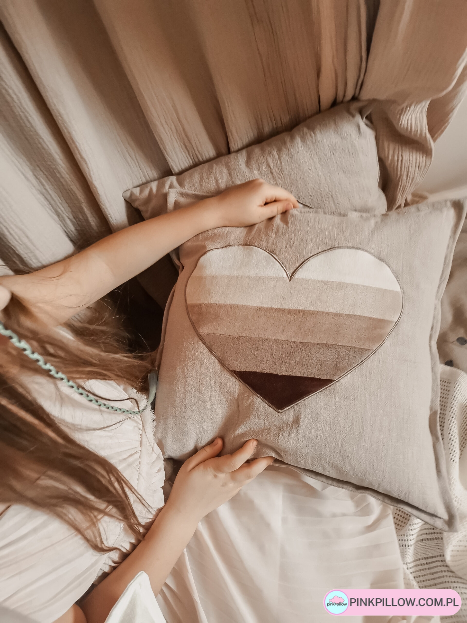 Poduszka z wypełnieniem Tęczowe Serce