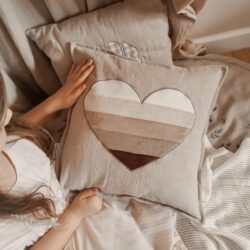 Poduszka w Tęczowe Serce Beżowe - 40x40 cm