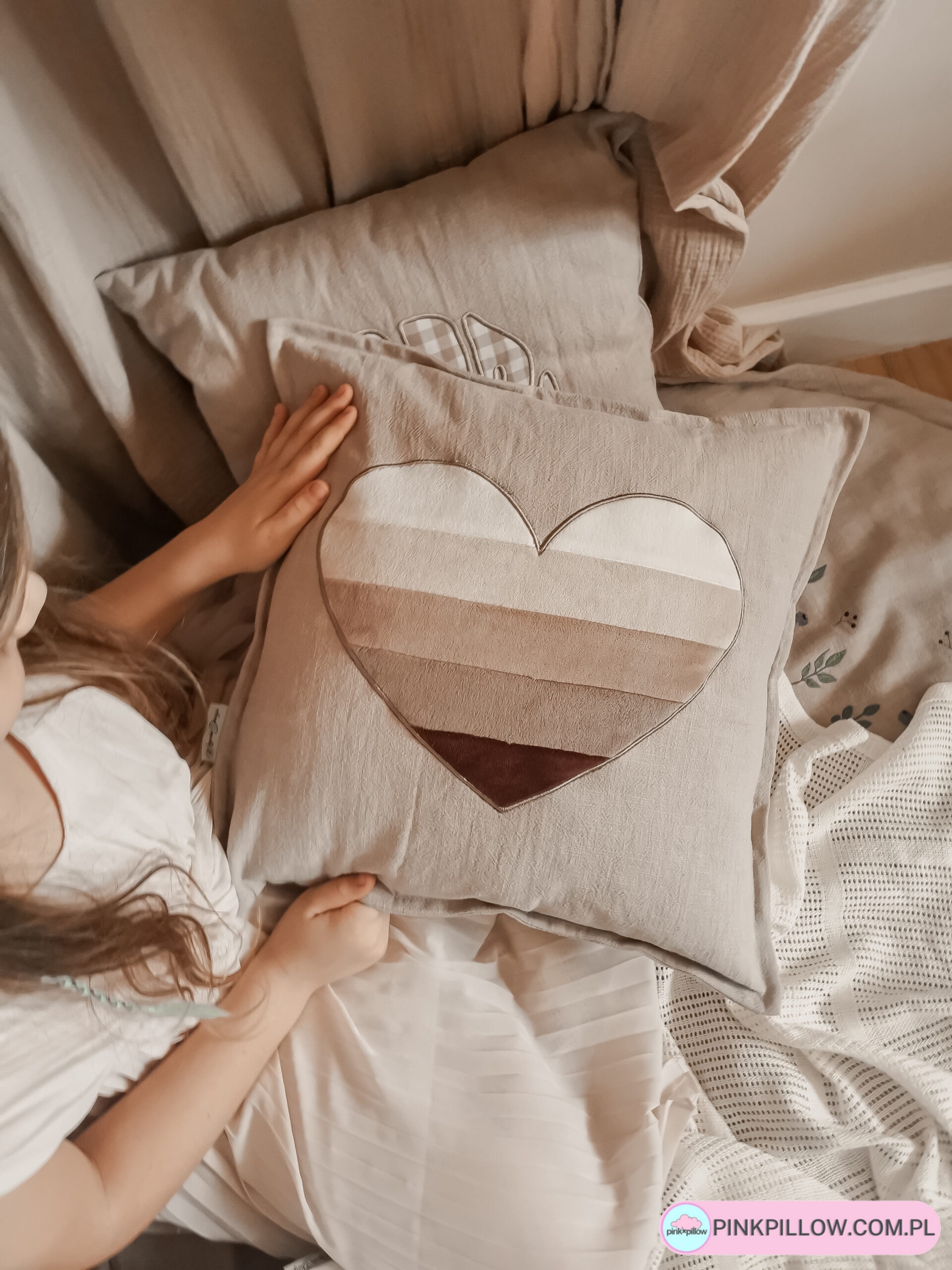 Poduszka w Tęczowe Serce Beżowe - 40x40 cm