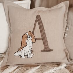 Lniana Poduszka z Pieskiem Cavalierem i Inicjałem