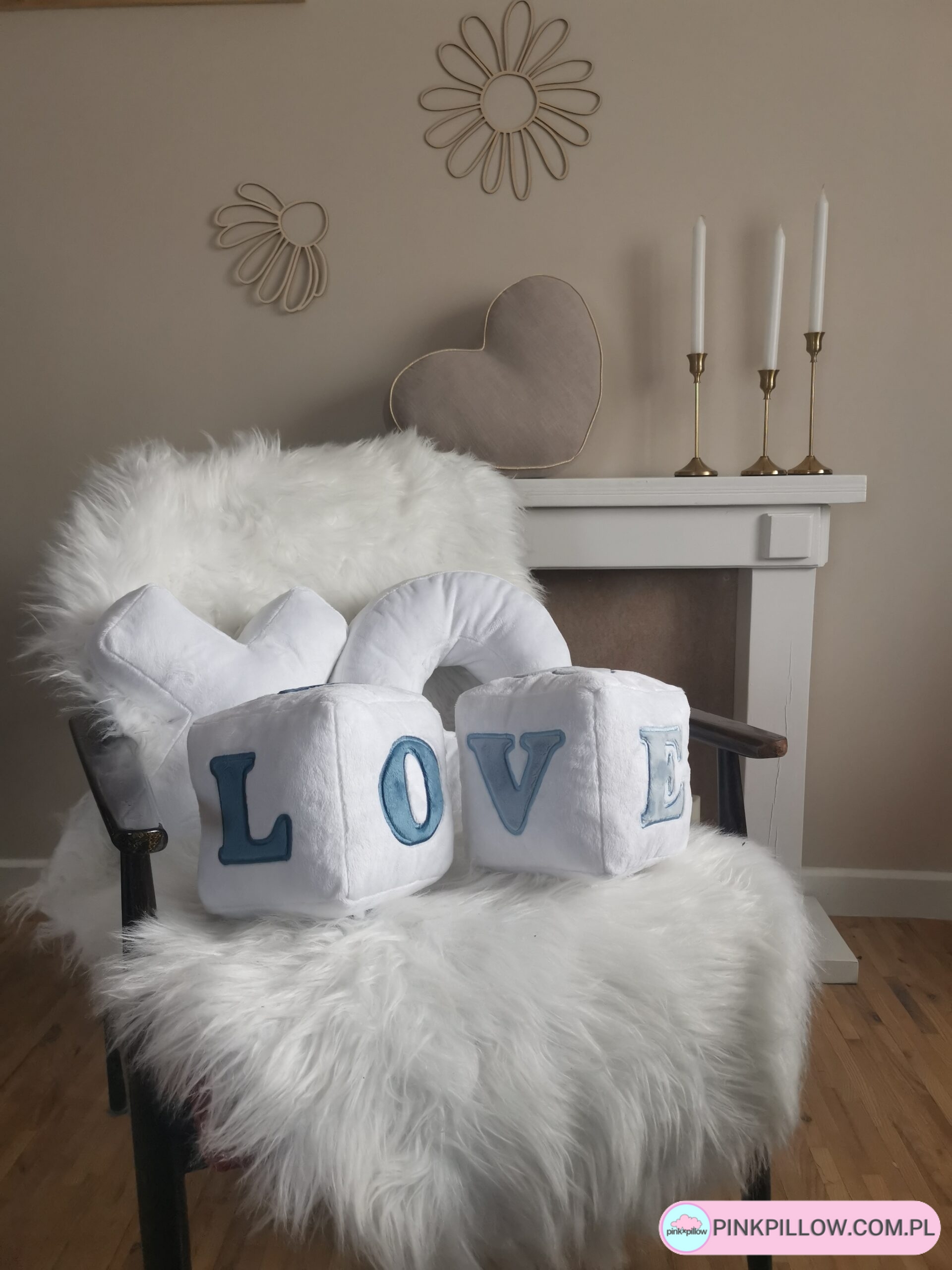 Poduszka kostka z napisem LOVE