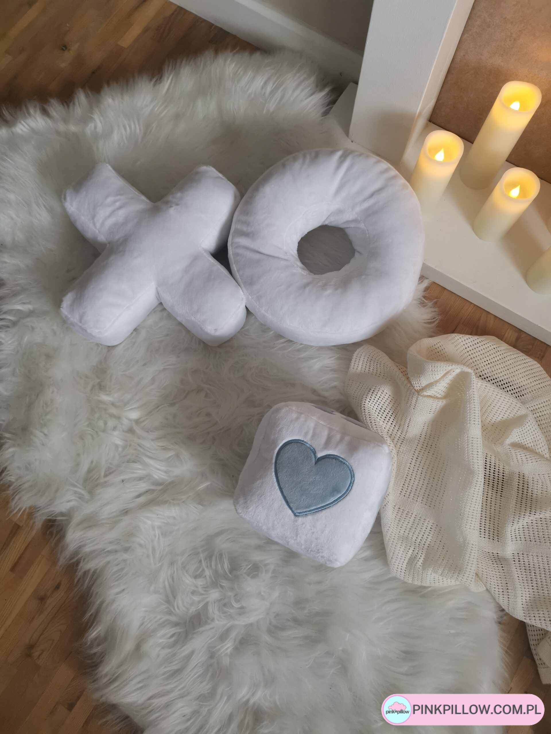 Poduszka w kształcie sześcianu z napisem LOVE