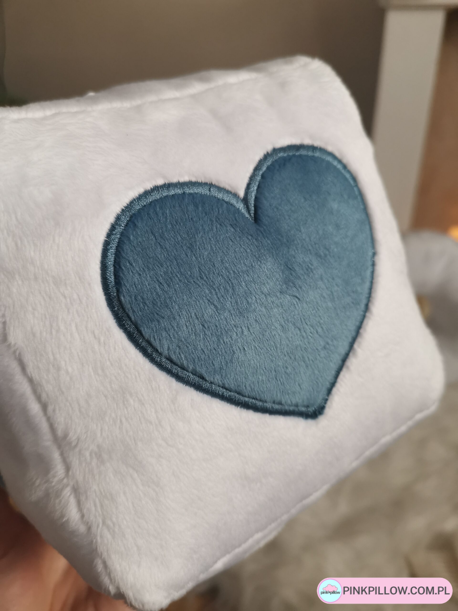 Poduszka z wyhaftowanym LOVE - Widok z bliska