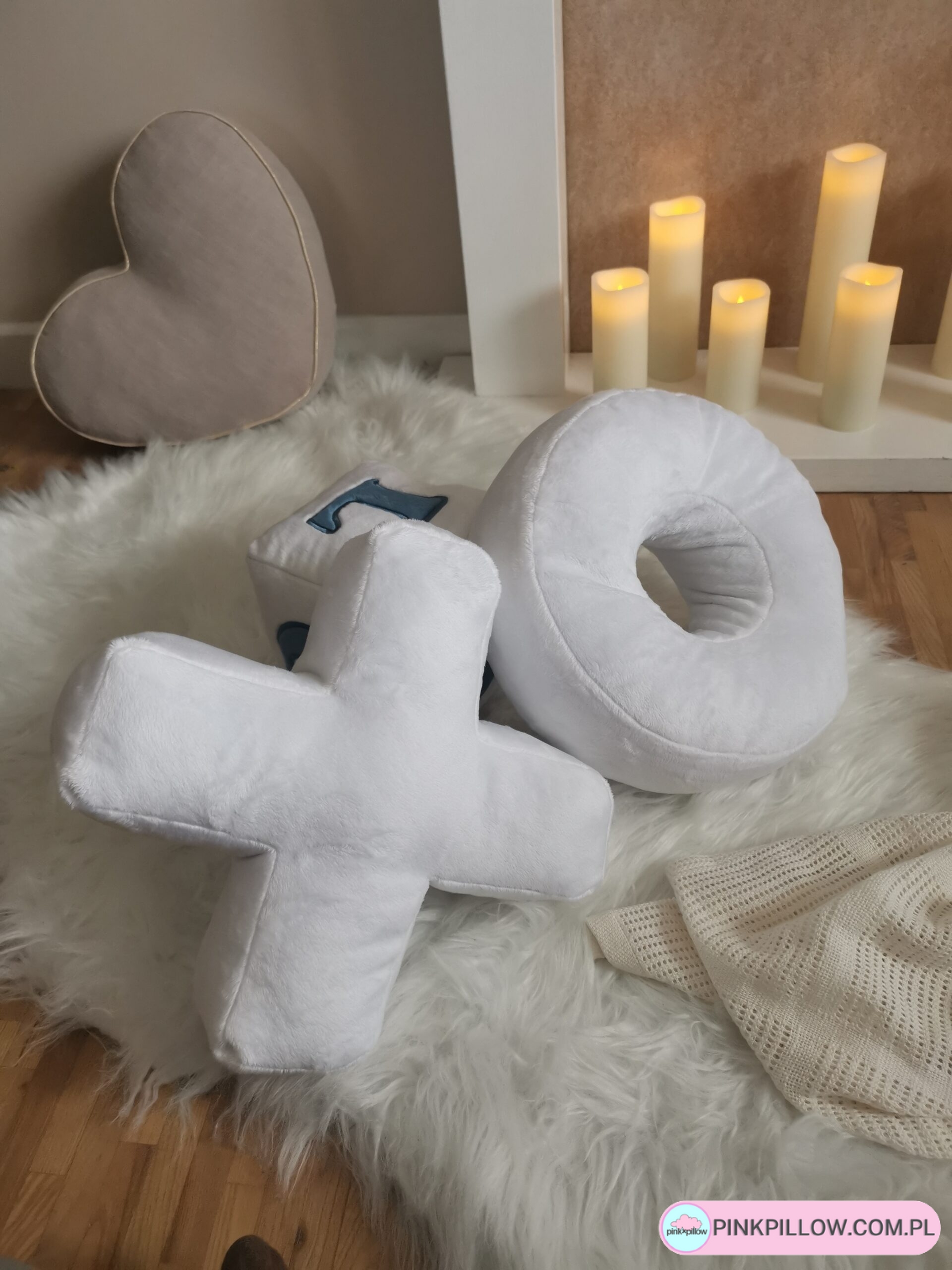 Zestaw poduszek Literek z napisem XO