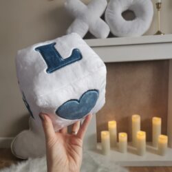 Poduszka kostka z napisem Love