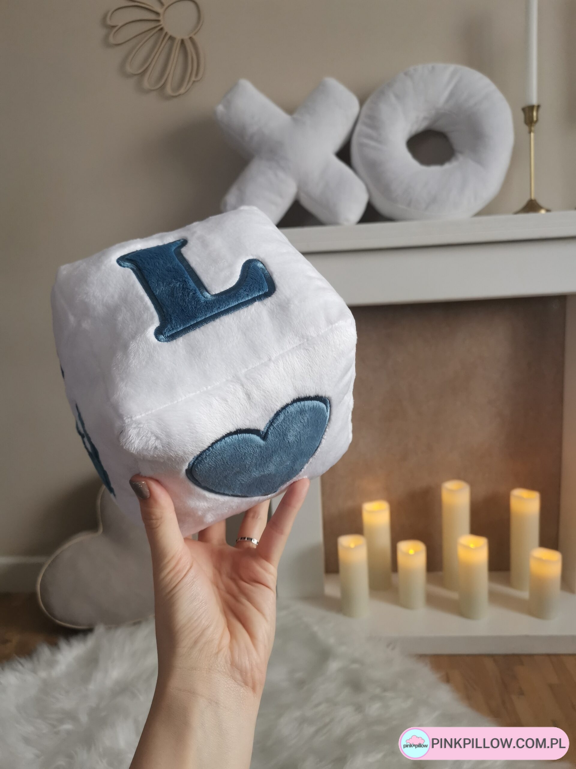 Poduszka kostka z napisem Love