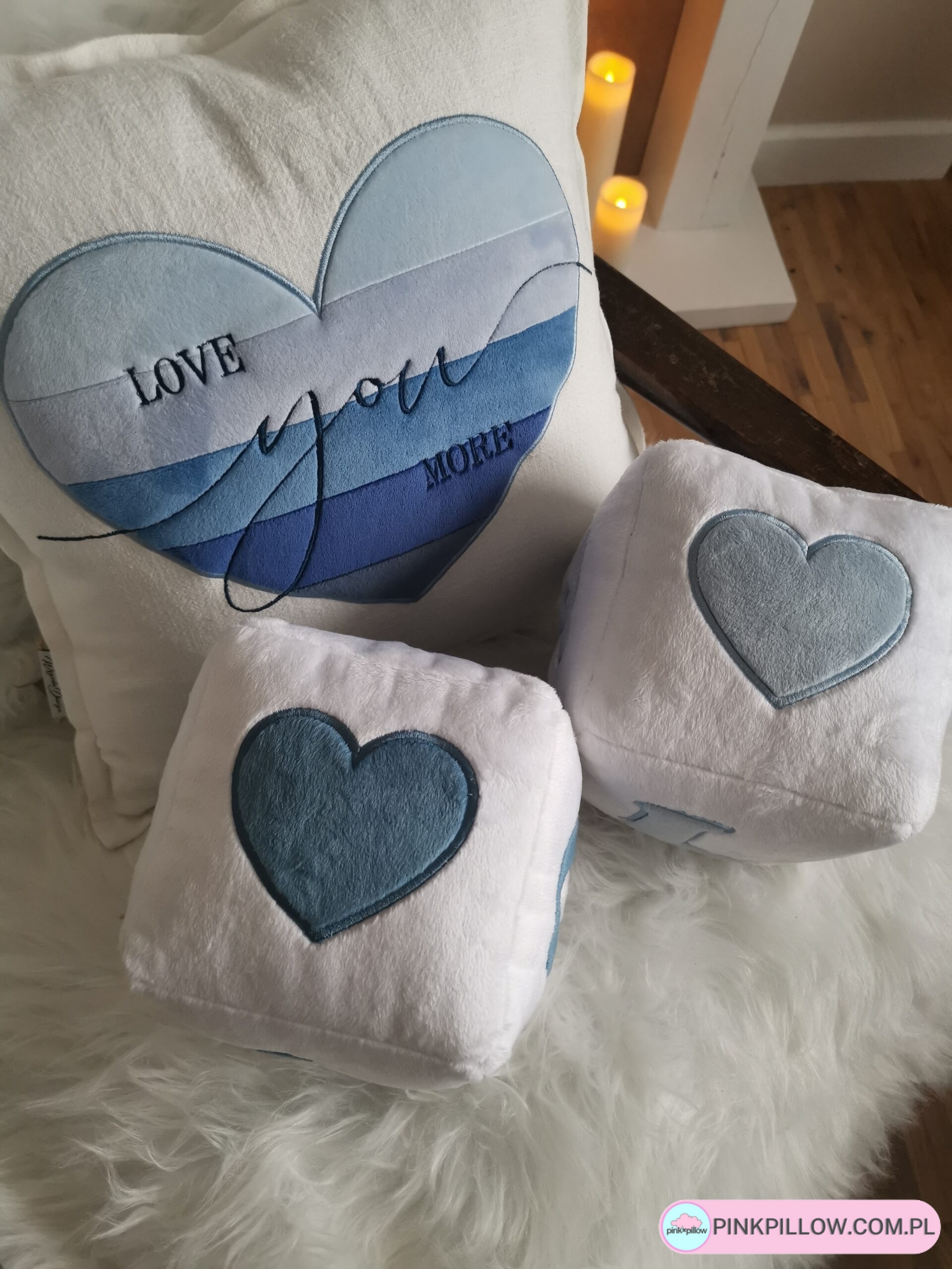 Poduszka z wyhaftowanym napisem LOVE i serduszkami